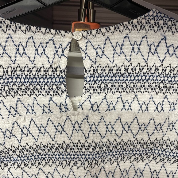 Crown & Ivy shirt XL Brand New No tag wrinkles from packaging - Picture 4 of 5